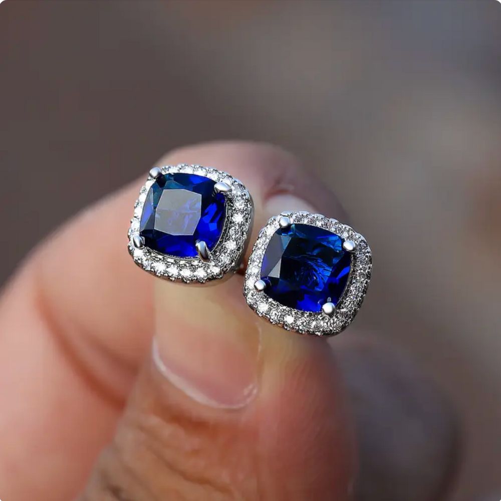 Aretes de aro cuadrado en zafiro de Rose & Oliver, con detalles brillantes en plata, para uso elegante y sofisticado.