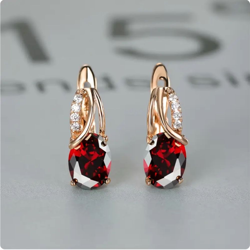 Aretes Veressa Ruberine de Rose & Oliver, con diseño elegante y detalles refinados, mostrados en primer plano en la imagen.