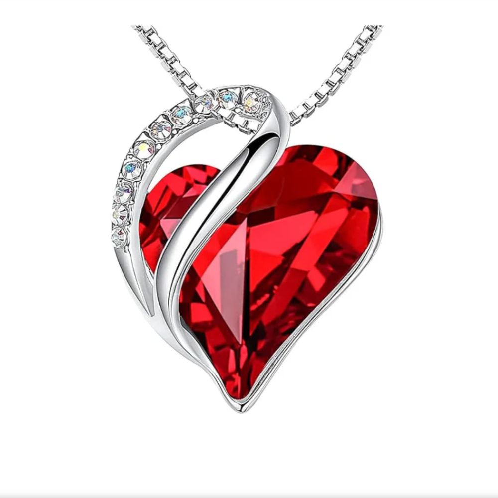 Collar Infinity Heart Ruby de Rose & Oliver con colgante de corazón y rubí, en plata, mostrado en primer plano en la imagen.