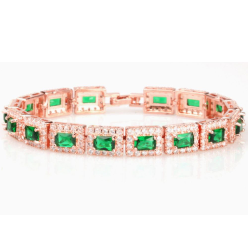 Pulsera dorada con resaltado de esmeralda verde, de la marca Rose & Oliver, con detalles elegantes y diseño sofisticado.