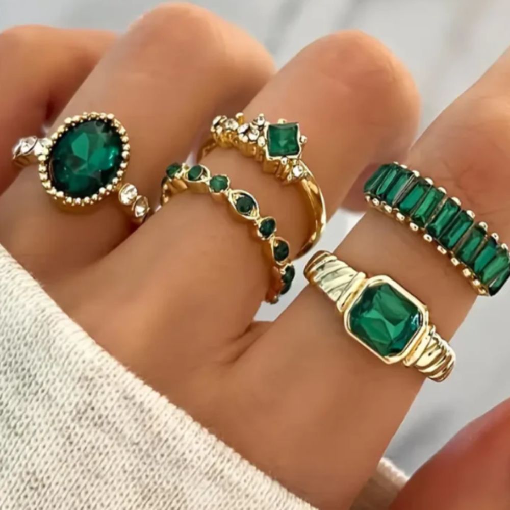Juego de joyas Zarina con anillos de esmeralda y oro, brillo y detalles elegantes, de la marca Rose & Oliver.