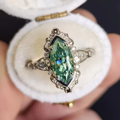 Anillo Vaelira Thornewyn de Rose & Oliver, con detalles elegantes en plata, exhibido en fondo neutro.