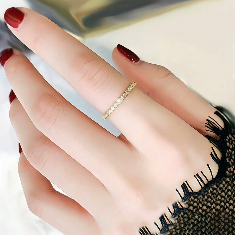 Anillo de boda de oro de Rose & Oliver con acabado clásico, mostrado sobre fondo neutro.